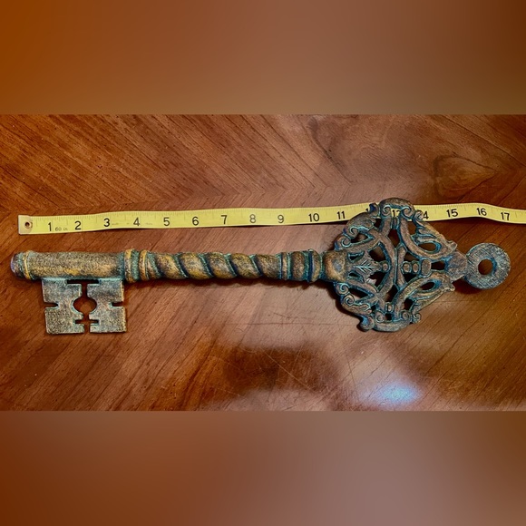 VTG Rustic 16” Cast Iron Decorative Patina Skeleton Key Heavy Medal Wall Decor - Picture 4 of 10